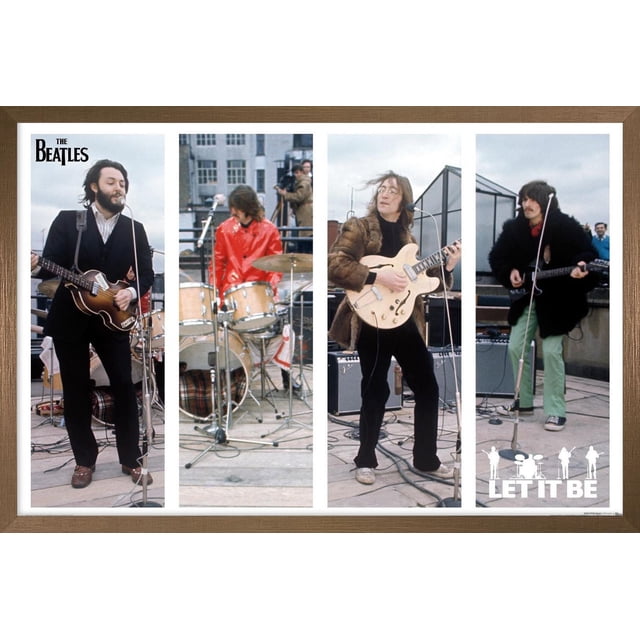 The Beatles - Affiche Murale Let It Be Bars, 22,375 Po x 34 Po Encadrée Présentant Quatre Panneaux Verticaux du Groupe Se Performant sur un Toit, Chaque Membre Jouant des instruments Incluant Guitare et Batterie, avec le logo Noir « The Beatles » en Haut à Gauche et le Texte Blanc « Let It Be » avec des silhouettes de Groupe en Bas à Droite, Ensemble dans un Cadre en Bois Clair Idéal pour la Déco de la Maison.