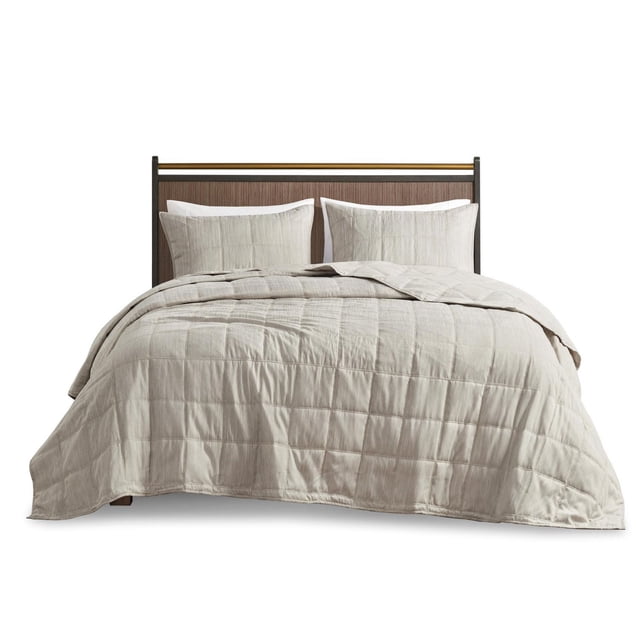 Beautyrest Guthrie Ensemble de Couvre-Lit Surdimensionné 3 Pcs sur un Lit avec une Tête de Lit en Bois, Comprenant un Couvre-Lit en Tissu Strié beige Aspect Chambray avec Surpiqûres Carrées Matelassées et Deux Taies standard Assorties, Réversible en Microfibre Douce avec Rembourrage Alternatif au Duvet pour Plus de Chaleur, Idéal pour Superposer avec d'Autres Literie.