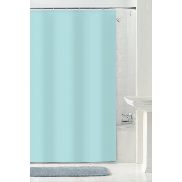 Mainstays Doublure de Douche en Tissu, 70 Pouces x 71 Pouces, Tissu Bleu Pâle Hydrofuge avec Ourlet Magnétique Lesté et Dessus à Boutonnière pour Crochets, à Suspendre sur une Tige en Métal dans une Salle de Bain Carrelée Blanche avec Baignoire et Pomme de Douche, Convient aux Douches standard et à l'Utilisation avec des Rideaux Décoratifs.