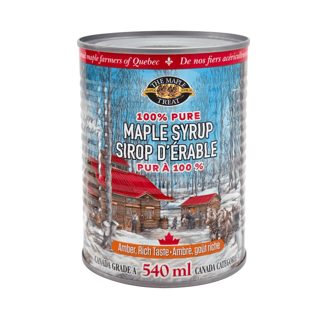 The Maple Treat Sirop d'Érable 100 % Pur 540 ml Canette Montrant une Scène Forestière Hivernale avec des Érables, des Cabanes en Bois aux Toits Rouges, des Traîneaux Tirés par des Chevaux et des Gens Qui Ramassent la Sève, Goût Riche Étiqueté Ambre et Canada Grade a.