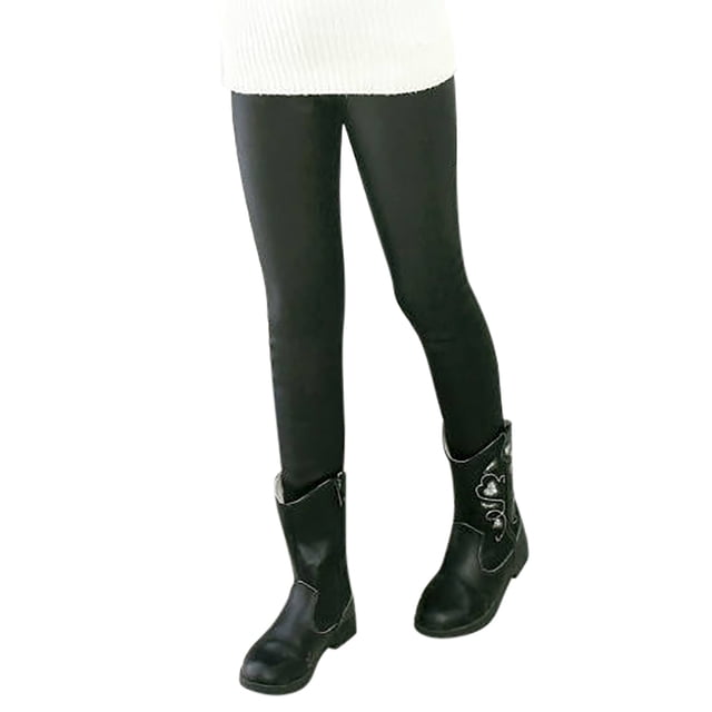 MIASHUI Leggings pour Filles Pantalons en Cuir Extensible Unis pour Filles Danse Course Collants Actifs en Noir, Taille 3-4 Ans. Ces Leggings en Cuir PU Sont Portés par un Tout-Petit, Assortis à des Bottes Noires et un Chandail Blanc. Conçus pour le Confort et la Flexibilité, Ils Sont Idéals pour des Activités comme la Danse, la Course Ou une Tenue Décontractée. les Leggings Offrent une Finition Noire Élégante et Unie et une Coupe Extensible pour une Facilité de Mouvement.
