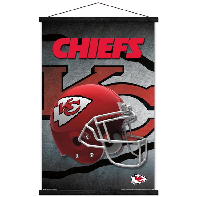 NFL Kansas City Chiefs - Affiche Murale de Casque 16, 22,375 Pouces x 34 Pouces Présentant une Vue de Profil Latéral d'Un Casque de football des Kansas City Chiefs Rouge avec un Masque Blanc et le logo en Pointe de Flèche de l'Équipe en Rouge et Blanc, sur Fond Métallique Texturé avec un Grand Emblème des Chiefs Délavé et un Texte « Chiefs » Rouge Audacieux en Haut, Imprimé sur du Papier d'Affiche Lustré, Convient à la
