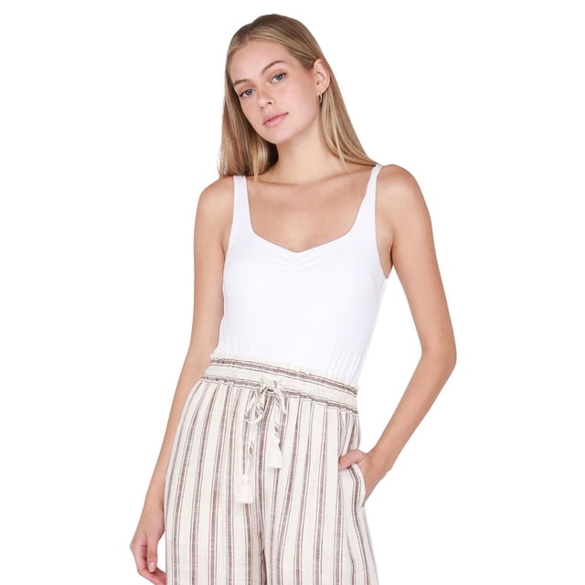 Devoted Justaucorps à Encolure Cœur en Blanc avec Fronces à l'Avant, Doté de Bretelles Débardeurs Adaptées aux Soutiens-Gorge, Style Niché dans un Pantalon Taille Haute Rayé beige et Brun avec Cordon de Serrage et Franges, Montré Orienté vers l'Avant sur un Modèle sur Fond Blanc, Convient pour Porter du Jour au Soir.