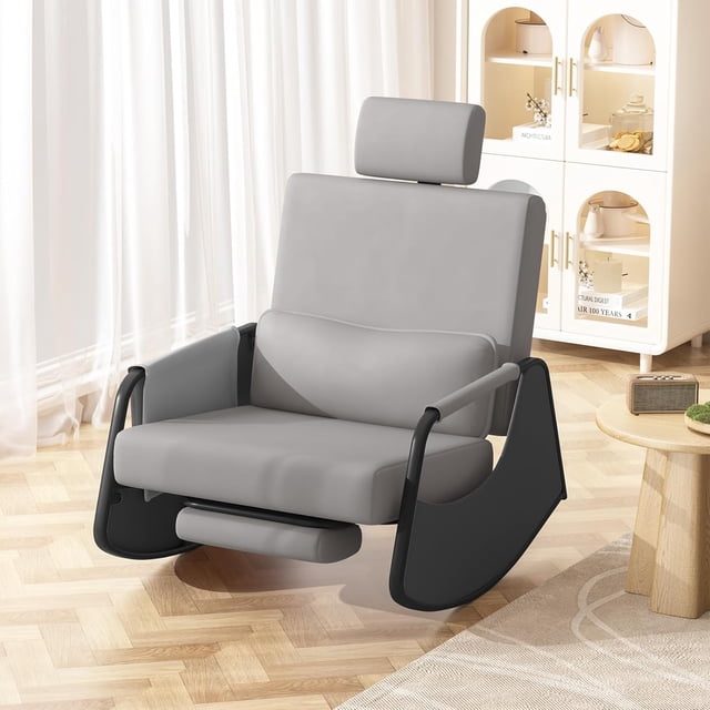 AECOJOY Fauteuil Berçant Recliner avec Repose-Pieds Rétractable et Dossier Réglable en Tissu Gris. Ce Fauteuil Berçant à Glissière Moderne Présente un Cadre Robuste en Acier au Carbone, un Coussin Lombaire Ergonomique et une Pochette de Rangement Latérale. Positionné dans une Pièce Lumineuse avec un Plancher de Bois et une Armoire Blanche en Arrière-Plan.