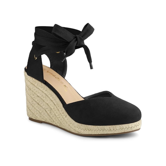 BLISSFUL STEP Chaussures pour Femmes Espadrilles à Talon Compensé Haut à Bout Rond en Noir, Taille 7. Ces Sandales Présentent une Empeigne en faux Suède pour une texture Douce, un Bout Arrondi pour le Confort et un Laçage pour un Ajustement Sécuritaire. l'Espadrille à Talon Compensé Ajoute une Touche Estivale, pendant Que l'Extérieur en EVA et TPR Assure la Flexibilité et la Résistance au Glissement. Idéales pour les Sorties Décontractées, les Promenades au Bord de la Plage Ou les Lunchs en Plein Air, Ces Sandales de Largeur Moyenne s'Agencent Bien avec des