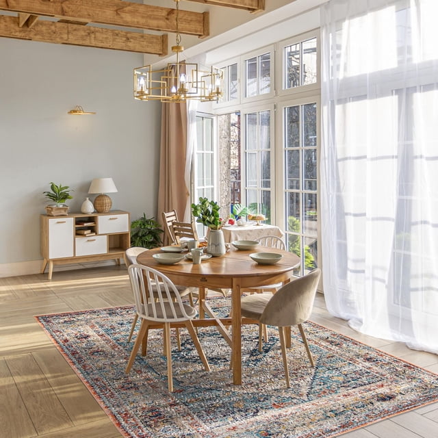 ECARPET Tapis de Style Vintage Traditionnel pour Couloirs, Chambre et Salon Collection Bolivia Bijar avec un Motif Vintage Robuste, durable et Doux sous une table à Manger Ronde en Bois et des Chaises Mixtes dans une Pièce Lumineuse Comprenant de Grandes Fenêtres en Verre, des Rideaux Blancs Transparents, des Poutres en Bois Exposées et un Buffet en Bois avec des Plantes et une Lampe, Idéal pour Ajouter Chaleur et Élégance aux Espaces de Vie