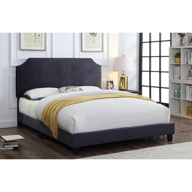 Tête de Lit et Lit Réglables en Tissu de Lin Deryck avec design de Plateforme en Tissu Velours, Coins à Bord Festonné et Garniture de Clous Décoratifs. la Tête de Lit Réglable Varie de 43 à 57 Pouces pour Accueillir Diverses Hauteurs de Matelas. Présentée dans un Cadre de Chambre Moderne avec une Finition Gris Foncé, Complétée par une Literie Blanche et une Couverture Jetée Jaune.