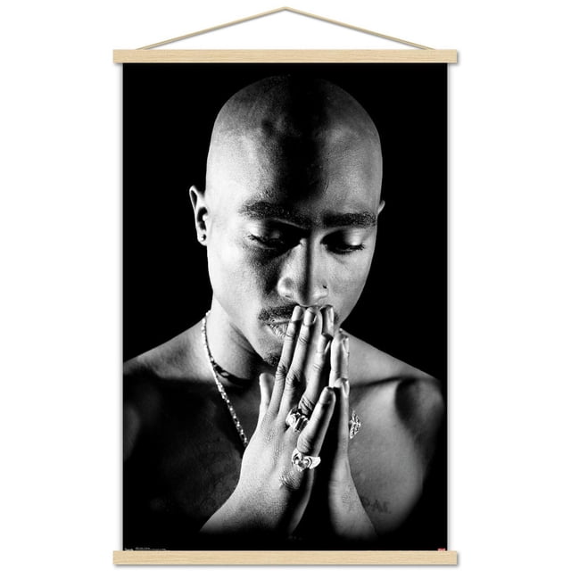 Tupac - Affiche Murale de Prière, 14,725 Po x 22,375 Po, Représente un Gros Plan Noir et Blanc d'Une Figurine Sans Chemise avec les Mains Pressées l'Une contre l'Autre dans la Prière, Ornée de Multiples Anneaux et d'Un Collier Chaîne, sur Fond Noir Uni, sur Papier d'Affiche Lustré, Convenant à l'Art Mural et à la Déco Intérieure.