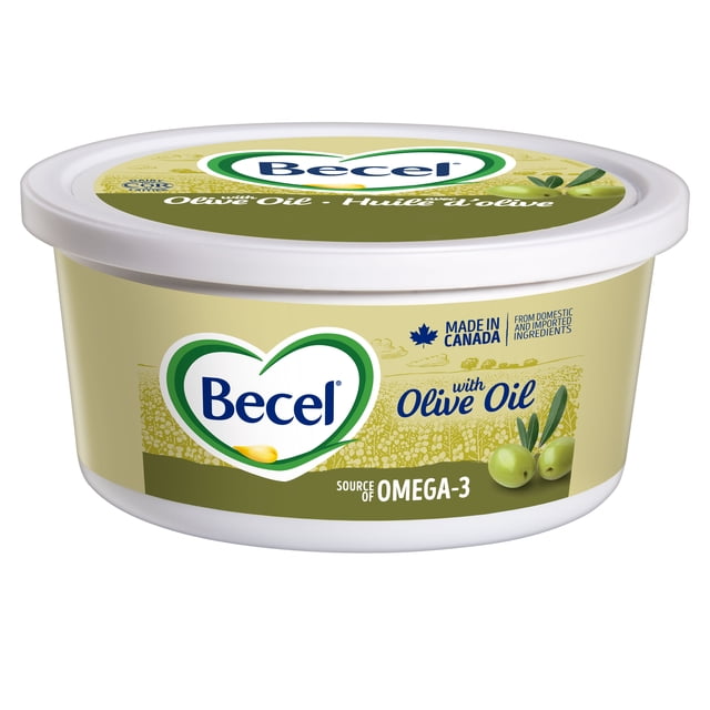 Becel Contenant de margarine à l'Huile d'Olive dans un Contenant en Plastique beige et Vert Olive avec Couvercle Blanc, Présentant le logo Becel à l'Intérieur d'Un Cœur Vert, Étiqueté comme une source d'Oméga-3 et Fabriqué au Canada avec des Ingrédients Nationaux et Importés, Idéal comme Substitut au Beurre pour la Cuisson, la Tartinade et la Pâtisserie, avec des illustrations d'Olive sur le Côté.