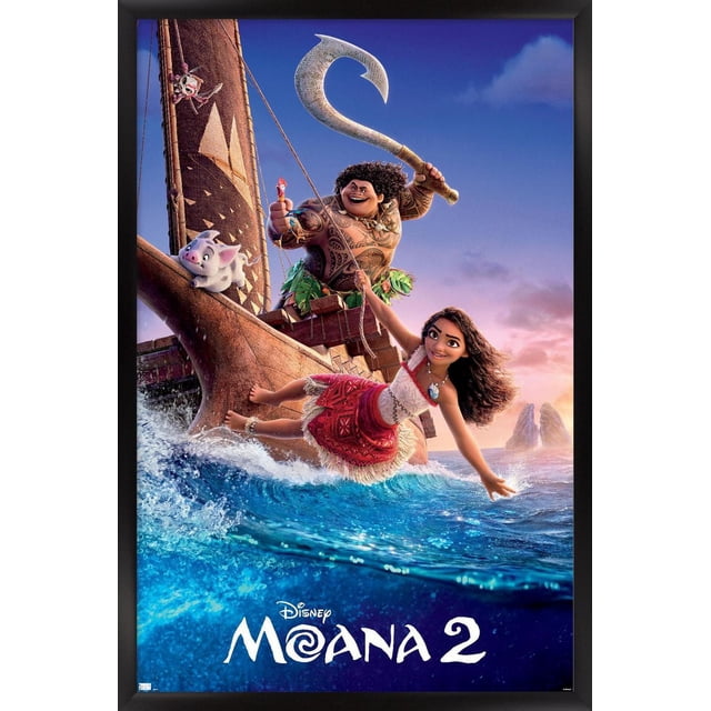 Disney Moana 2 - Affiche Murale sur une Feuille, 22,375 Pouces x 34 Pouces Encadrée, Représentant Moana en Robe Polynésienne Traditionnelle Se Tendant par-Dessus le Côté d'Un Canot à Voile en Bois avec des Vagues Océaniques Bleues en Dessous. Maui Se Tient derrière Elle Tenant un Grand Hameçon Courbé, Présentant des Tatouages Tribaux et une Jupe Feuille Verte. l'Affiche Comprend Pua le Cochon et Hei Hei le Coq sur le Bateau,