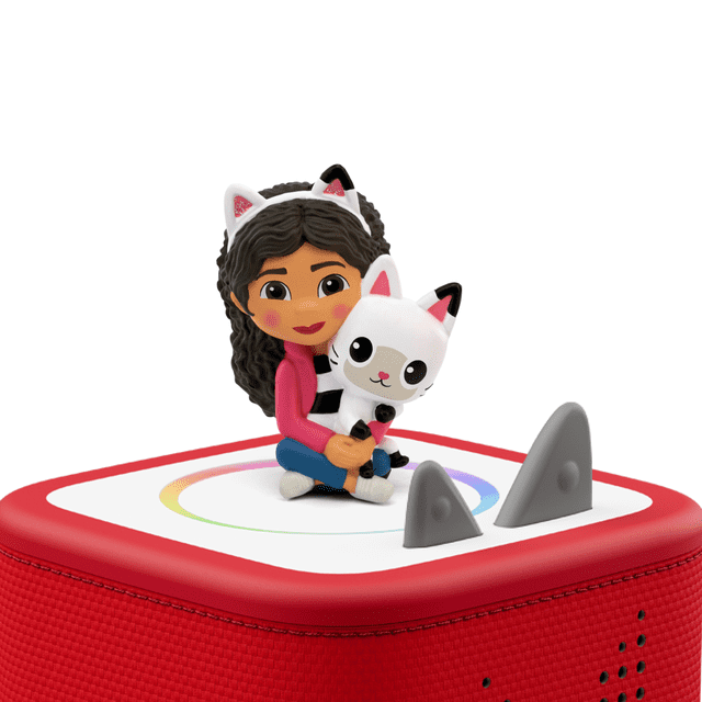 Tonies Personnage Audio - La Maison de Poupée de Gabby Mettant en Vedette une figurine Multicolore de Gabby Portant un Serre-Tête Oreilles de Chat, Assis en Tailleur Tenant DJ Catnip avec un microphone, Placé sur un Lecteur Audio Toniebox Rouge avec des Côtés en Tissu Texturé et Deux Oreilles de Contrôle Grises sur le Dessus, Convient au Divertissement pour Enfants Sans Écran.