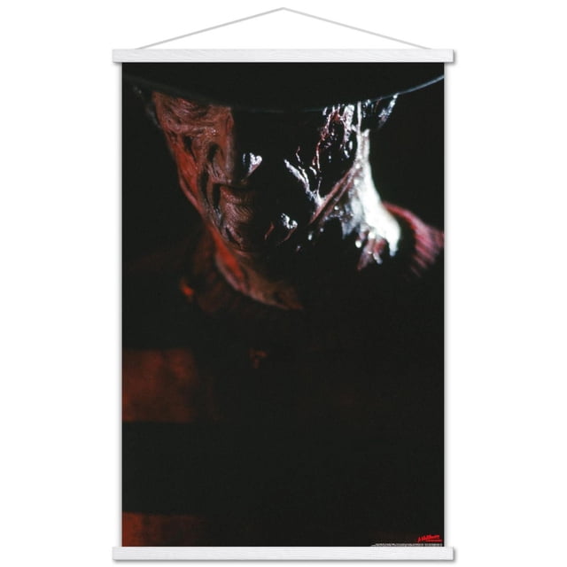 Un Cauchemar sur Elm Street - Affiche Murale Portrait de Freddy avec Cadre Magnétique, 22,375 Pouces x 34 Pouces Montre une Vue de devant Gros Plan du Visage Cicatrisé de Freddy Krueger sous Sa fedora Sombre, Imprimée sur Papier Haute Résolution Lustré aux Couleurs Vibrantes, Encadrée en Bois Magnétique Blanc, Idéale pour l'Art Mural et la Déco Intérieure.