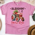 thumbnail image 1 of Chandail Style Ferme « Sleighin' It » / T-Shirt de Noël Country Tracteur Rouge, Azalée, Taille 3TG, 1 of 6