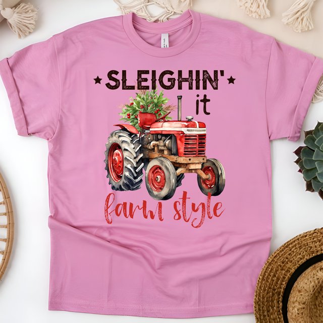 Chandail Style Ferme « Sleighin' It » / T-Shirt de Noël Country Tracteur Rouge, Azalée, Taille 3TG