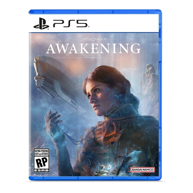 Unknown 9: Awakening Couverture de Jeu PS5 Montrant une Figurine Capuchonnée Enveloppée de Fumée Bleue avec un Dirigeable Flottant dans un Ciel Brumeux au-Dessus de Falaises Rocheuses, avec le logo Bandai Namco et la Marque PS5.
