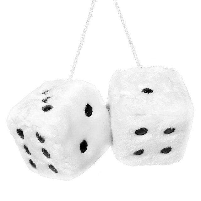 Paire de dés Rétro Carrés Miroir Suspendus en Peluche Duveteuse Faits de Tissu Doux et Poilu et de Mousse Moelleuse. les dés Blancs Présentent des Points Incrustés Noirs et Sont Reliés par une Corde en nylon de 11,5 Pouces. Conçus avec une Ventouse pour Être Suspendus sur le Verre de Voiture, les surfaces de la Maison Ou les Réfrigérateurs. Chaque dés Mesure 7,5 cm de Tous les Côtés.