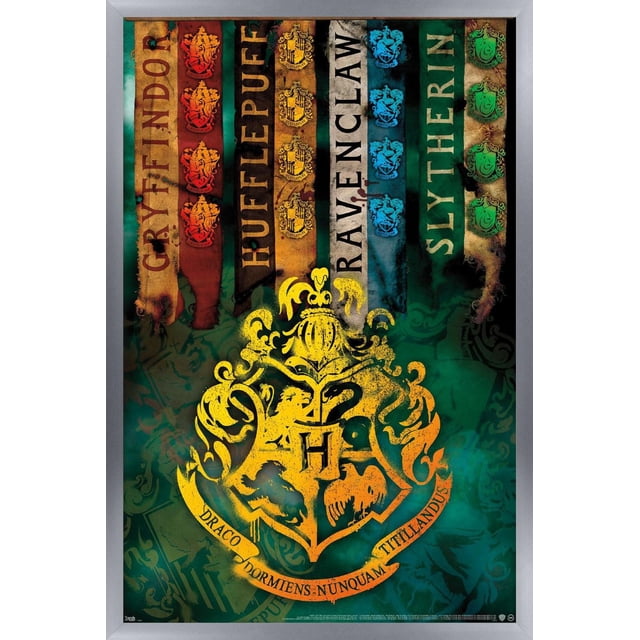 Le Monde des Sorciers : Harry Potter - Armoiries de Maison Affiche Murale, 14,725 Pouces x 22,375 Pouces Encadrée, Affichant des Bannières Verticales de Gryffondor, Hufflepuff, Ravenclaw et Slytherin en Rouge, Jaune, Bleu et Vert. le Centre Montre un Grand Blason Jaune de Poudlard avec la Lettre H et la Devise « Draco Dormiens Nunquam Titillandus » sur un Fond Texturé Vert. Imprimée sur Papier d'Affiche Lustré