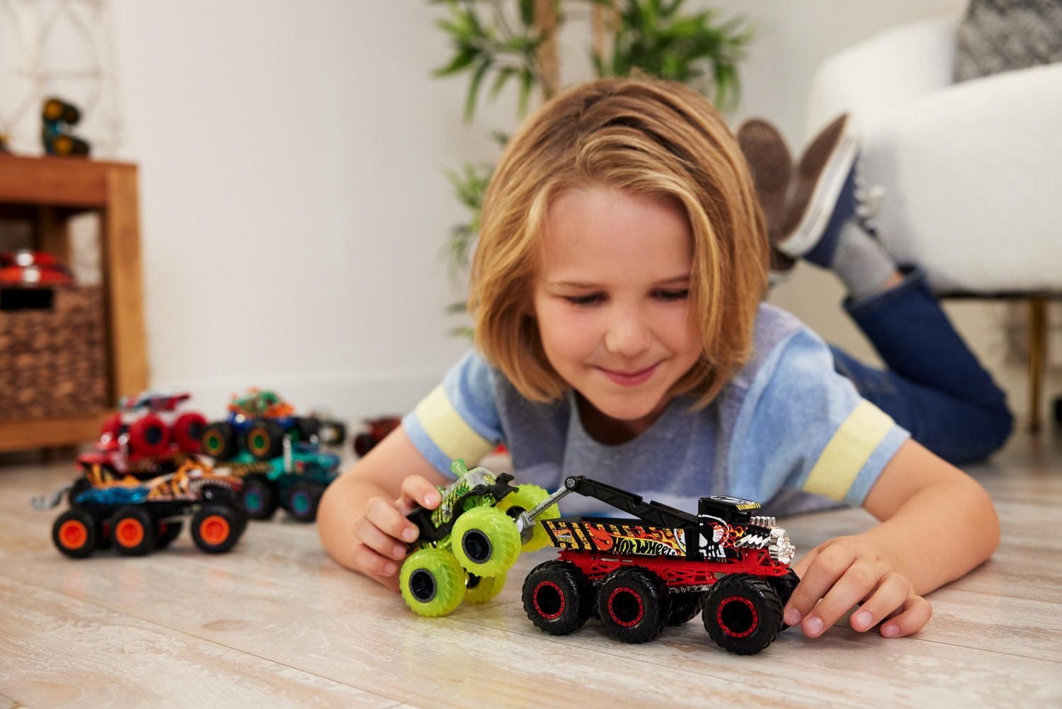 Hot Wheels Monster Trucks Big Rigs, 1:64 Scale Die-Cast Toy Truck with 6 Wheels (Styles May Vary)