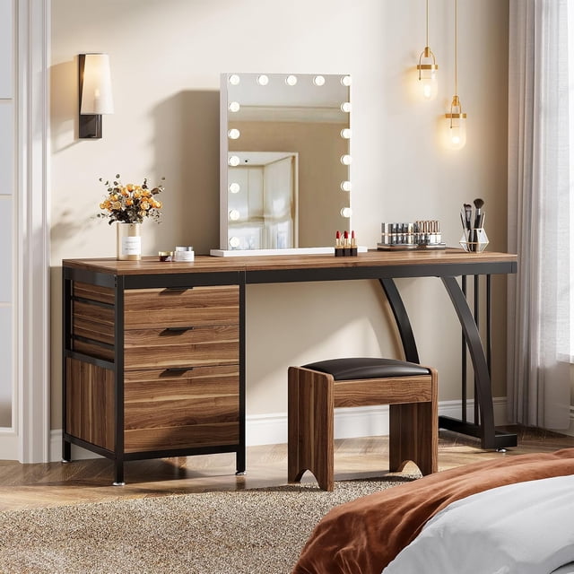 Tribesigns Coiffeuse de 59 Pouces en Noyer avec 3 Tiroirs, Dotée d'Une Unité de Rangement Réversible et d'Un Plateau Spacieux. le Bureau Présente une Finition Noyer Élégante Assorti à un Cadre Métallique Noir Robuste, Mêlant Esthétique de Style Ferme Moderne. Présenté dans une Chambre avec un Miroir Éclairé, des Articles de Maquillage et un Tabouret Assorti, Mettant en Valeur Son Usage comme Coiffeuse de Maquillage Ou Bureau de Travail.