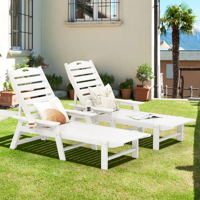 Costway Lot de 2 Chaises Longues de Patio Chaise Réglables et Résistantes aux Intempéries en HDPE. Cet Ensemble Comprend Deux Chaises Longues Blanches en Matériau HDPE durable, Conçues pour l'Extérieur. Chaque Chaise Présente un Dossier Réglable à 4 Positions, un Porte-Gobelet Mobile et un design à Lattes pour la ventilation. le Dossier Haut et les Accoudoirs Élargis Offrent un Confort Accru. Convient aux Réglages au Bord de la Piscine, au Jardin, dans la Cour Arrière Ou sur le Balcon. Dimensions : 77 Pouces-66.5 Pouces x 12.5 Pouces-35 Pouces (L x L x H).