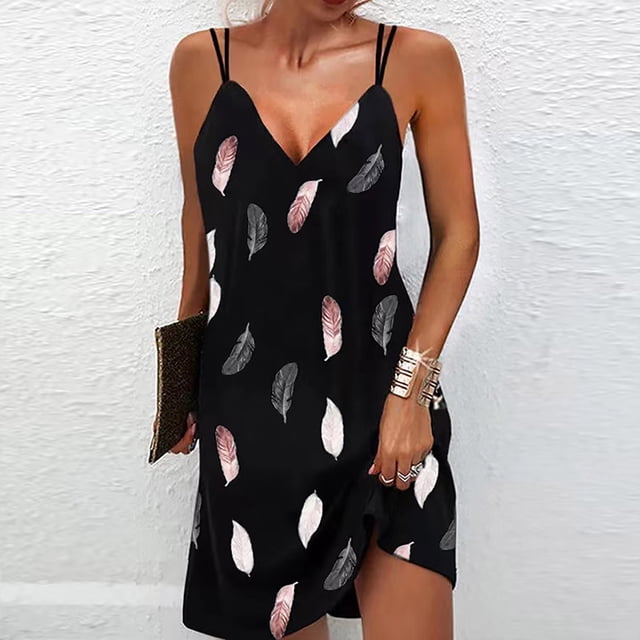 drppepioner Robe d'Été pour Femme Sans Traces à Col en V Imprimée à Double Bretelles Jupe à Bretelles Robe pour Femme à Imprimé de Plumes Multicolore. la Robe Présente un Col en V, des Bretelles Doubles et un Ourlet Irrégulier. Fabriquée en polyester, Elle Est Légère et Convient à un Usage Quotidien Polyvalent. le Modèle Est Accessoirisé avec une Pochette et des bracelets, Mettant la Robe en Valeur dans un Cadre Décontracté.