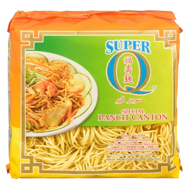 Super Q Spécial Emballage Pancit Canton Affichant des Nouilles de Blé Sautées de Style Philippin avec des Crevettes, des Légumes et des Tranches de Concombre sur une Assiette Blanche, Poids net de 454 g, avec Étiquetage Multilingue sur Fond orange et Vert, Convient aux Repas en Famille et aux occasions Spéciales.