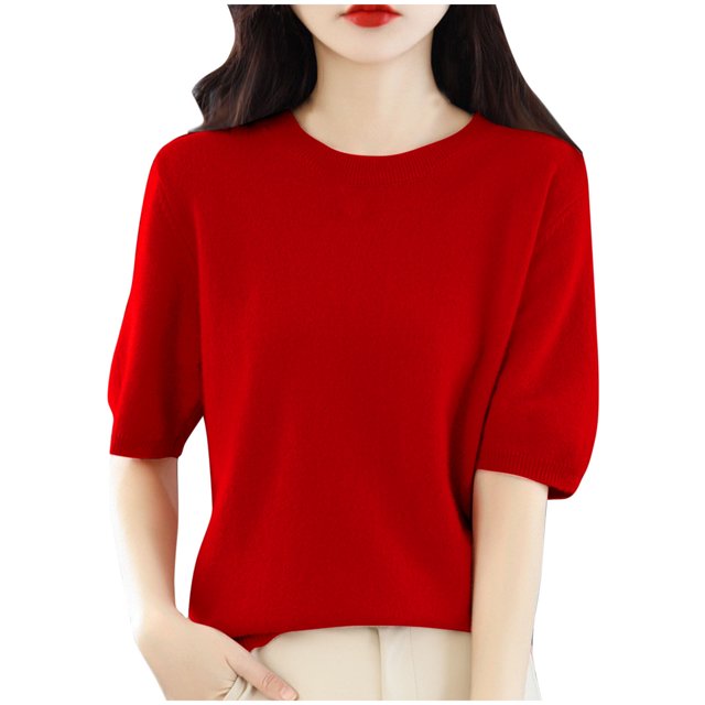 FAIWAD Chandail à Manches Courtes pour Femme, Col Rond, Manches Bouffantes, Hauts d'Été Légers en Rouge Vif. Conçu avec des Manches Bouffantes et une Encolure Ronde, Ce Haut en polyester Léger Offre une Coupe Décontractée, Idéal pour les Tenues d'Été Décontractées. Assorti à un Pantalon beige pour un Style Stylé.