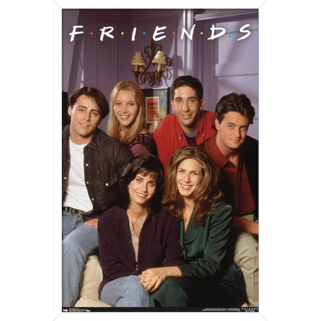 Friends - Affiche Murale d'Appartement, 22,375 Po x 34 Po Mettant en Vedette les six Personnages Principaux de l'Émission Télé Friends Assis Ensemble dans un Appartement aux Murs Violets avec une Applique Murale vintage et une Oeuvre Encadrée, Vêtu d'Une Mode Décontractée des Années 1990, Convient à la Décoration de Chambre Ou de Dortoir.