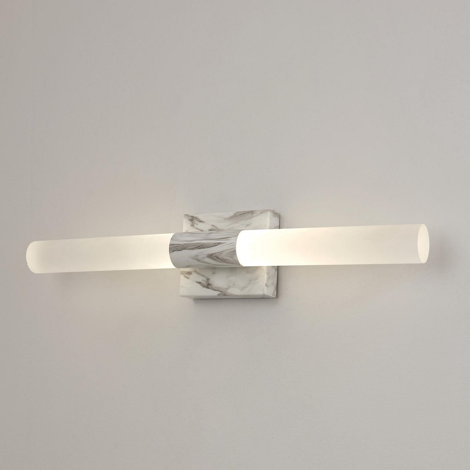 Applique murale à deux têtes à DEL intégrées et à intensité variable Marseille, similimarbre blanc, abat-jours en acrylique givré, 19 W, 1 200 lm