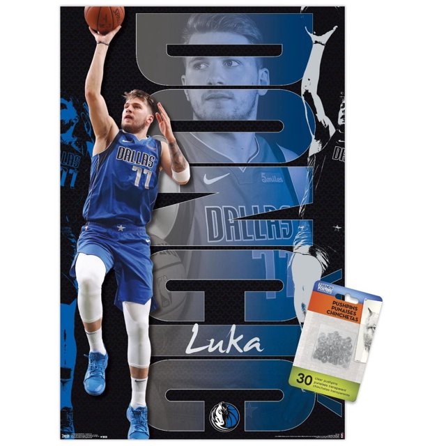 NBA Dallas Mavericks - Luka Doncic Affiche Murale 19, 22,375 Pouces x 34 Pouces Représentant un Joueur de basketball en Bleu, Numéro de Maillot Dallas Mavericks 77 Sautant avec un Ballon de basketball. l'Arrière-plan Comprend un Grand Numéro 19, le Nom « Luka » en script, et le logo Dallas Mavericks. Imprimée sur Papier Brillant, Elle Comprend 30 Punaises Transparentes pour une Suspension Facile, Convient à la Décoration Murale de Chambre Ou de Bureau