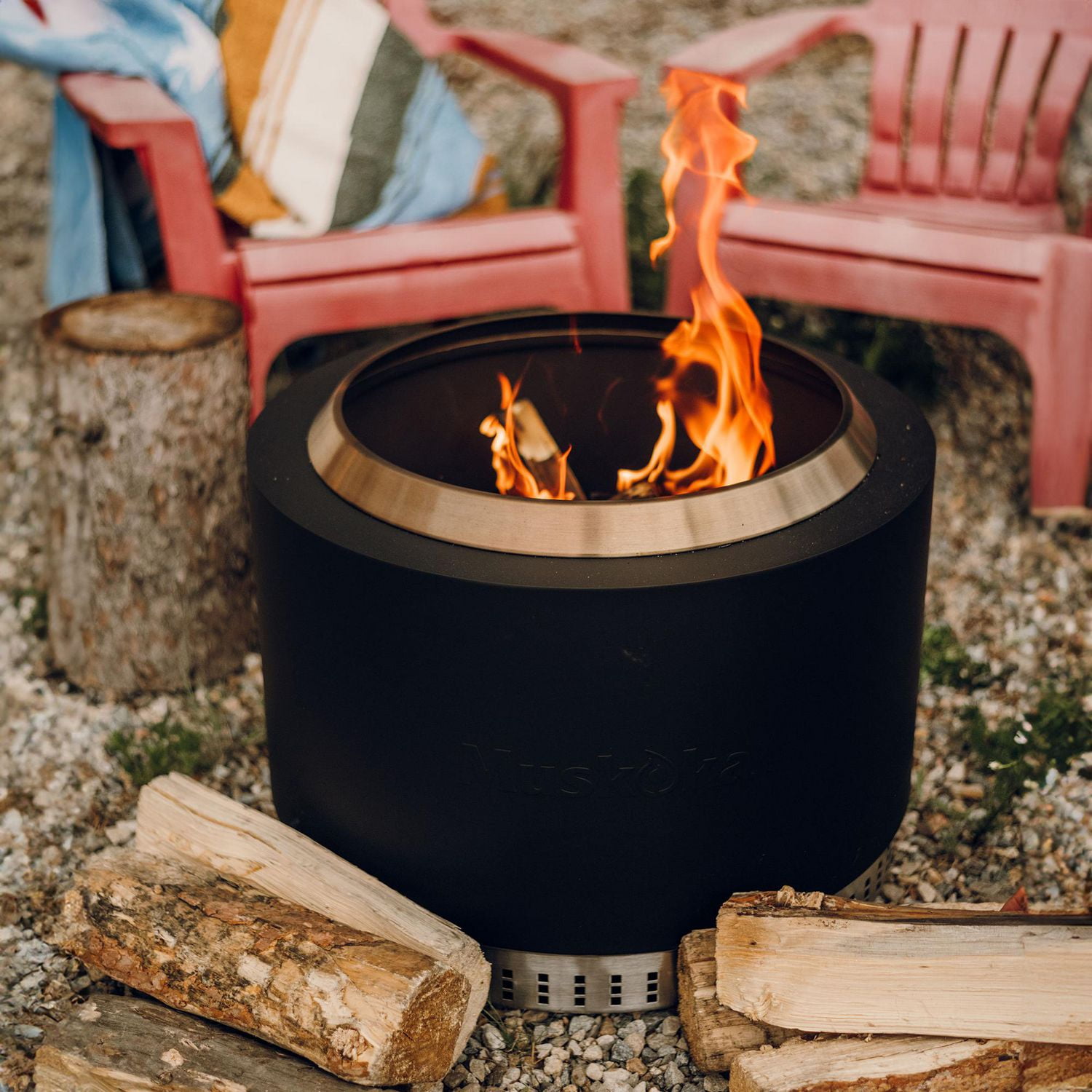 Foyer à bois sans fumée en acier noir/acier inoxydable de 25 po Muskoka avec couvercle, tisonnier et housse protectrice