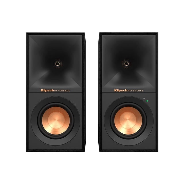 Klipsch R40PM Référence Haut-Parleurs d'Étagère 4 Pouces à Alimentation Bidirectionnelle Noirs, Présentés en Paire avec Vue Orientée vers l'Avant. Chaque Haut-Parleur Présente un Klaxon Tractrix® 90° x 90° pour un Son Qui Remplit la Pièce et un Caisson de Basses en Cuivre Filé pour des Basses et une Clarté Accrues. Compacts et Stylés, Ces Haut-Parleurs Alimentés Sont Conçus pour une Connectivité Polyvalente, Y Compris Bluetooth, Préampli phono et Entrées Optiques