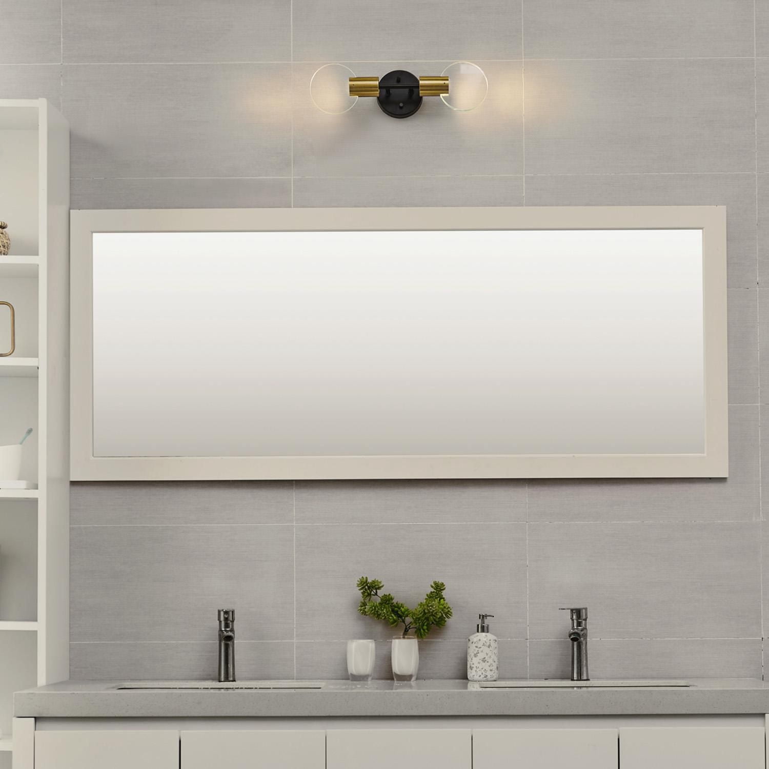 Applique murale noir mat Sommers de 18 po à DEL intégrées de 14 W à intensité variable avec accents de laiton mat et abat-jours en verre transparent