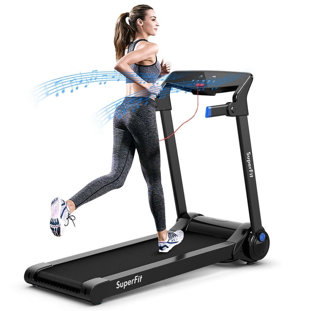 SuperFit Machine de Course Électrique Pliable Treadmill 3 Hp avec Haut-Parleur Bleu en Utilisation, Idéale pour la Mise en Forme à Domicile. Dotée d'Un Cadre en Acier durable, Spacieuse Zone de Course 48,5 Pieds' x 16,7 Pieds', et d'Une Ceinture Antidérapante à 5 Couches pour la protection des Genoux. Comprend un Affichage Numérique HD Suivant le Temps, les Pas, la Vitesse, la distance et les calories. Offre une Connectivité Bluetooth pour l'Intégration d'Application et un Support Rétractable pour Téléphone pour le Divertissement. Conception Pliable avec Roues de transport pour Rangement compact. Supporte
