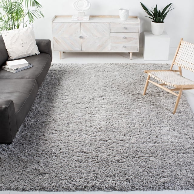 SAFAVIEH Polar Abbot Tapis Shag en Peluche Extrême Uni avec une pile de Peluche Grise de 3 Pouces d'Épaisseur dans un Salon Minimaliste Comprenant un sofa Gris Foncé, une Chaise Tissée en Bois Clair et un Buffet en Bois Blanchi avec des Plantes, Convient pour Ajouter Chaleur et texture à la Déco de la Maison.