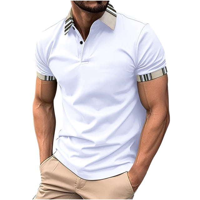 Lolmot Chemise Blouse pour Homme Décontractée à Rayures Imprimées à Boutons à Manches Courtes avec Col Rabattu dans une Vue Orientée vers l'Avant. la Chemise a une base Blanche avec des accents Rayés sur le Col Rabattu et les Poignets de Manche, Fabriquée en polyester Léger pour un Usage Décontracté et Quotidien. Conçue avec un Pantalon beige, Idéale pour les occasions Extérieures, Décontractées Ou Quotidiennes. Souvent Appelée polo pour Homme.