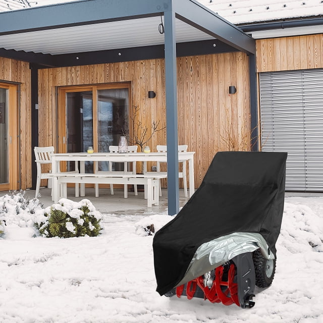 Aqestyerly Housse de Souffleuse à Neige en Tissu polyester durable, Illustrée en Noir, Couvrant une Souffleuse à Neige pour l'Extérieur dans un Cadre Enneigé. la Housse Présente un Ajustement Universel pour les Souffleuses à Neige à Deux et Trois Étapes, Mesurant 47,24 Pouces de Longueur, 32,28 Pouces de Largeur et 40,16 Pouces de Hauteur. Elle Comprend un Cordon de Serrage et des Boucles Coupe-Vent pour une protection Sécurisée contre la Saleté, la Pluie, la Neige et les Rayons UV. l'Arrière-plan