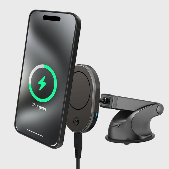 Mighty Mount Chargeur de Voiture Sans Fil MagSafe Charger à Ventouse (Version 2.0) Montré sur une Vue Latérale, avec un design Noir Épuré et un Tapis de Chargement Compatible MagSafe Tenant en Toute Sécurité un iPhone. le Téléphone Affiche une Icône de Chargement, Indiquant un Chargement Sans Fil Actif. le Support Comprend une base à Forte Aspiration avec un Tapis en gel pour une Fixation Sécurisée aux Tableaux de Bord Ou aux Pare-Brise, et un Bras Ajustable pour des angles de Vision Personnalisables. Conçu pour les Séries iPhone 15, 14, 13