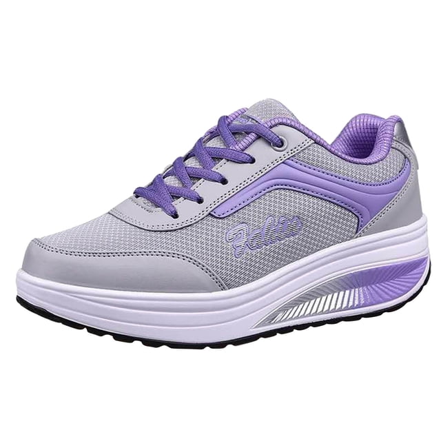 Chaussures pour Femmes Course Chaussures de Course pour Femmes Chaussures Oscillantes Maille à Semelles Épaisses Rehaussées Chaussures de Course de Voyage Sport pour Femmes. Ces Espadrilles Légères et Respirantes Présentent une Empeigne en Maille Grise et Violette avec Matériau PU, une Semelle en Caoutchouc Épaisse pour une Hauteur Accrue, et un design à Enfiler avec Lacets pour un Port Sécurisé. Convenant à la Marche en Plein Air, aux Sorties Décontractées et aux Activités Sportives.