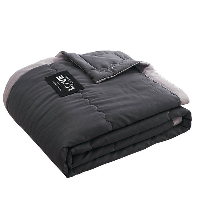 VogueV Queen-Size Cooling Comforter 170x200cm in grey, designed for temperature regulation and hot sleepers. Made of 98% cotton and 2% spandex, this lightweight comforter features a breathable, moisture-wicking fabric ideal for summer and all-season use. The comforter is folded neatly, showcasing its soft texture and stitched design. Suitable for use as a summer blanket, travel blanket, or nap blanket. Approximate dimensions are 170x200cm, and it is machine washable for easy care.