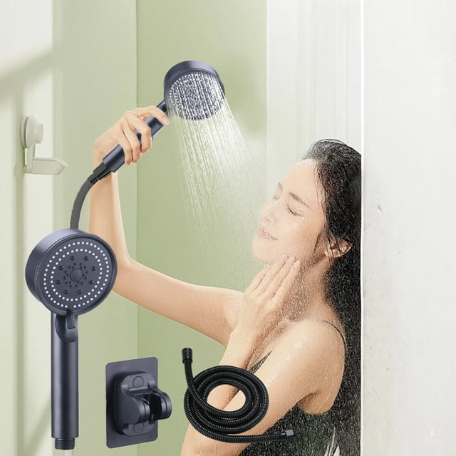 LSLJS Ensemble de Pomme de Douche à Main avec une Pomme de Douche à Main en ABS Noir durable, un Tuyau de 1,5 m et un Siège de base. Comprend 5 Réglages de Jet pour un Débit d'Eau à Haute Pression, Convient aux Douches de gym, aux Soins des Enfants, aux Soins des Animaux et aux Tâches de Nettoyage. l'Image Montre la Pomme de Douche en Utilisation, Pulvérisant de l'Eau sur une Personne dans une Salle de Bain. Conception Facile à Installer Sans Outils Requis.