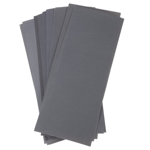 12 Feuilles de Papier de Sable Abrasif Sec et Humide, Feuilles de Papier de Sable Assorties, Imperméables, Disposées en une Pile Ordonnée. les Feuilles Sont Rectangulaires, Gris Foncé, et Présentent des types de Grain Allant de 400 à 1500. Conçues pour le Ponçage Humide et Sec, Elles Sont Durables, Résistantes à l'Usure et Idéales pour les Finitions de Meubles, le Plastique et le Polissage du Verre.