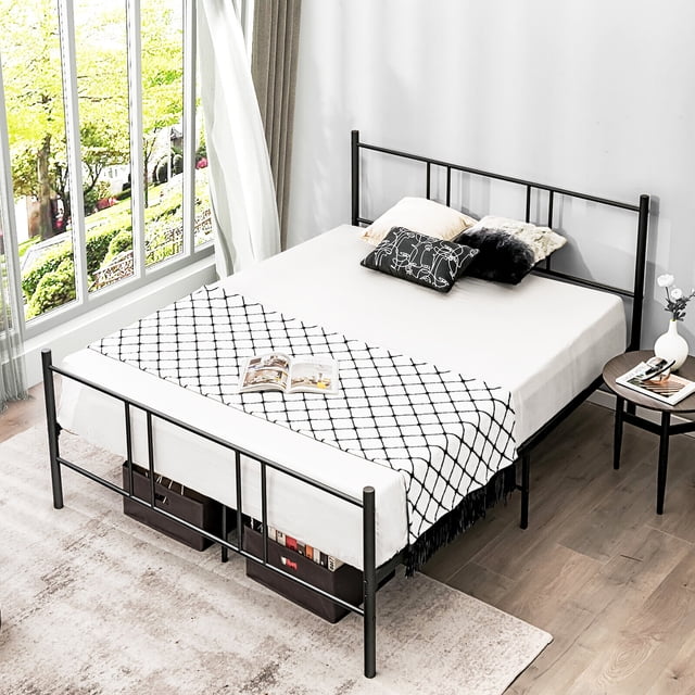 Gymax Base de Lit Plateforme Pleine Grandeur avec Tête de Lit, Base de Matelas Robuste avec Cadre en Acier Noir, Comprenant une Tête de Lit Haute et un Pied de Lit Moyen pour un Soutien Ergonomique et la Stabilité du Matelas. Surélevée de 13 Pouces au-Dessus du Sol, Elle Offre un Grand Espace de Rangement sous le Lit. Comprend des Barres Silencieuses pour Réduire le Bruit et des Coussinets Antidérapants pour Protéger le Plancher. Exposée dans une Chambre Moderne avec des Coussins Décoratifs et une table d'Appoint.