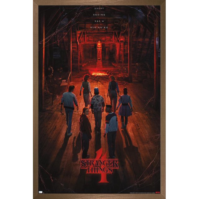 Netflix Stranger Things : Saison 4 - Affiche Murale Teaser de Creel House sur une Feuille Représentant Sept Personnages Marchant vers un Grand-Père Lumineux avec une Horloge dans un Grenier Sombre avec des Planchers en Bois et des Toiles d'Araignée, Encadrée en Bois Brun, avec le Texte « Chaque Fin a un Début » au-Dessus et le logo Rouge Stranger Things 4 en Dessous.