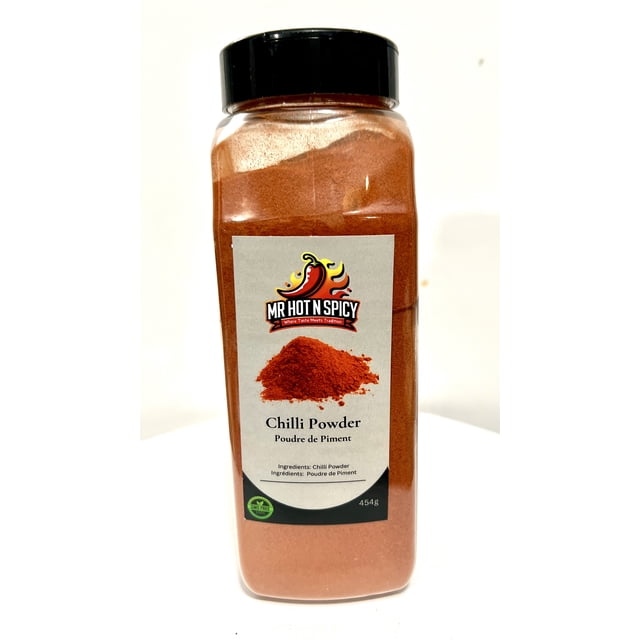 Poudre de Piment Mr Hot n Spicy 454 g dans un Contenant en Plastique Transparent avec Couvercle Noir. l'Étiquette Présente le logo de la Marque avec un Graphique de Piment, le Nom du Produit en Anglais et en Français, et une image Vibrante de Poudre de Piment Rouge. le Contenant Est Marqué Sans OGM et Convient pour Griller des Biftecks, des Côtes Lanières, des burgers et du Poisson.
