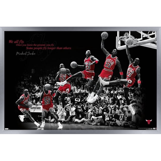 Michael Jordan - Affiche Murale Fly, 22,375 Po x 34 Po Encadrée Représentant une Séquence de Michael Jordan à Chicago Bulls, Maillot Rouge Numéro 23, Effectuant un dunk de basketball sur Fond Noir avec la Citation « We all Fly. Once you leave the ground, you Fly. Some people Fly longer than Other. » en Texte Rouge et Blanc, Convient à la Déco Intérieure à Thème Sportif.