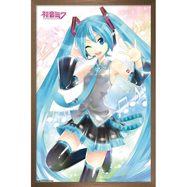 Hatsune Miku - Affiche Murale Ondulante, 22,375 Po x 34 Po Représentant le Personnage d'Anime Hatsune Miku avec de Longues Queues Jumelles turquoise, Portant un Haut Argenté Sans Manches avec Bordure Bleue, une Cravate Bleue, une Jupe Plissée Noire et Bleue et des Cuissardes Noires. l'Affiche Brillante Présente des notes de Musique sur un Fond pastel et Est Encadrée en Bois Brun Pâle, Parfaite pour la Déco Maison et l'Art Mural.