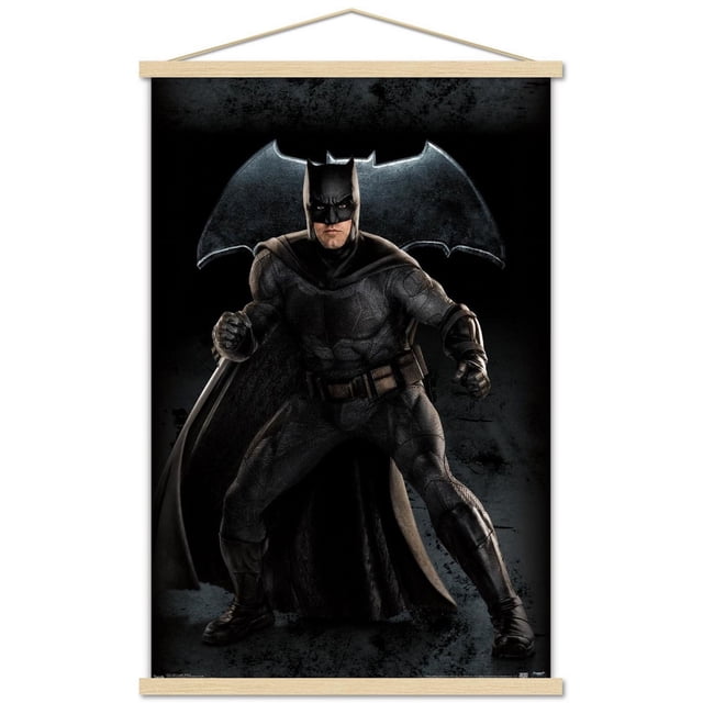 DC Comics Film - La Ligue des Justiciers - Affiche Murale Batman, 14,725 Pouces x 22,375 Pouces Encadrée Représentant Batman en Complet Noir Texturé avec cape et Ceinture Utilitaire, Posée Dynamiquement devant une Grande silhouette d'Emblème de Chauve-Souris sur un Fond Sombre, Idéale pour la Décoration Murale de Chambre Ou de Bureau.