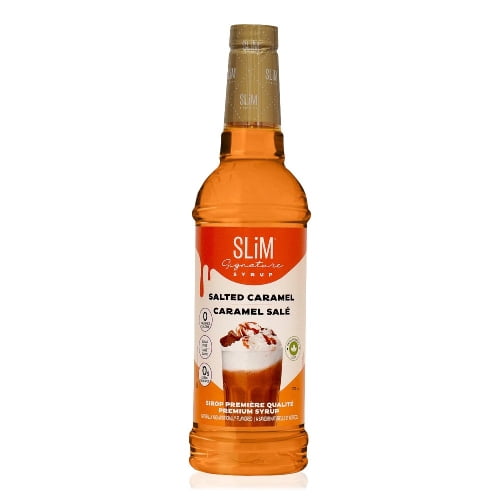 Slim Syrups Sirop au Caramel Salé Sans Sucre dans une Bouteille de 750 ml. le Sirop Est Compatible Céto avec 0 Calorie, 0 Sucre et 0 Glucide, Offrant 25 Portions. la Bouteille Présente un Capuchon Doré et une Étiquette Mettant en Valeur une Boisson au Caramel Salé.