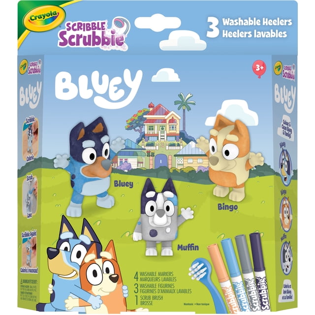 Ensemble de Jeu 3 Ct SS BLUEY Crayola Scribble Scrubbie BLUEY de 3 Unités avec Trois Figurines de Personnages BLUEY en Peluche Lavables - BLUEY en Bleu, Bingo en orange et Muffin en Gris avec Taches - Montré devant une Maison de Dessin Animé, Incluant Quatre Marqueurs Lavables et une Brosse à Récurer pour des Coloriages Créatifs et le Nettoyage.